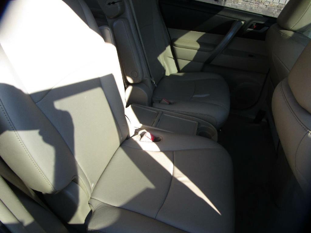 2010 Toyota Highlander Image 25