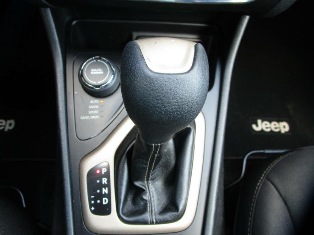 2016 Jeep Cherokee Image 16