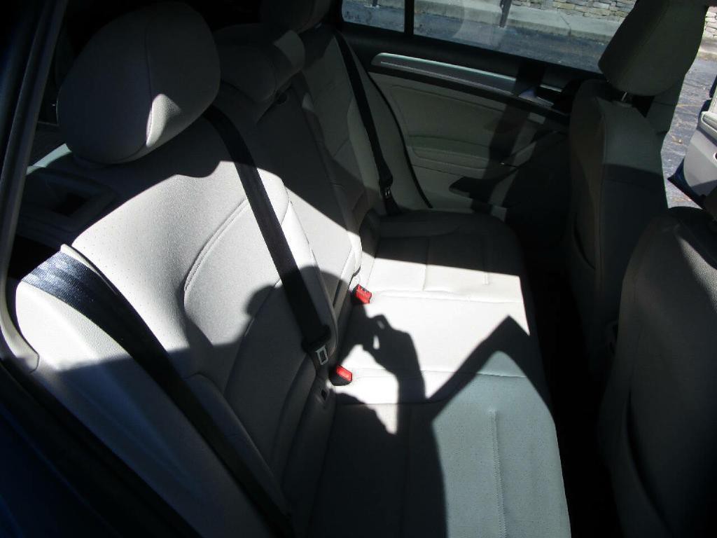 2015 Volkswagen Golf Image 21