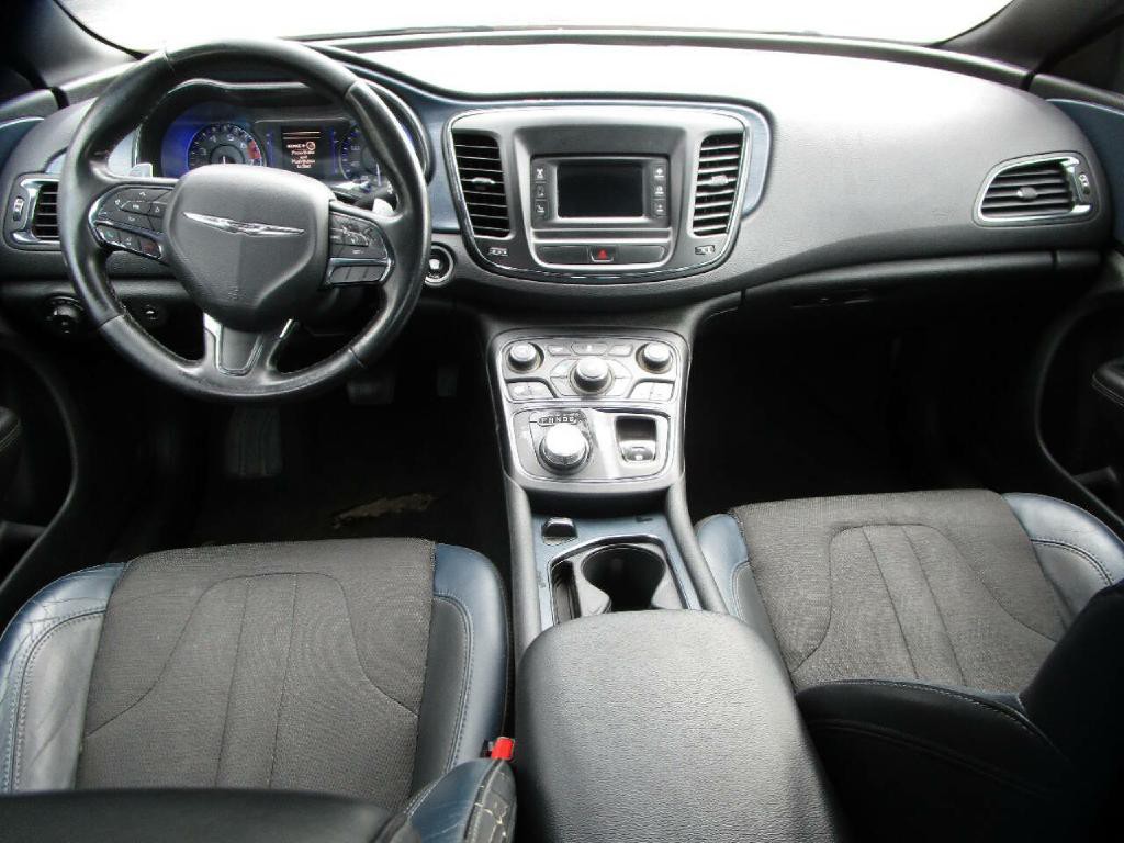 2015 Chrysler 200 Image 9