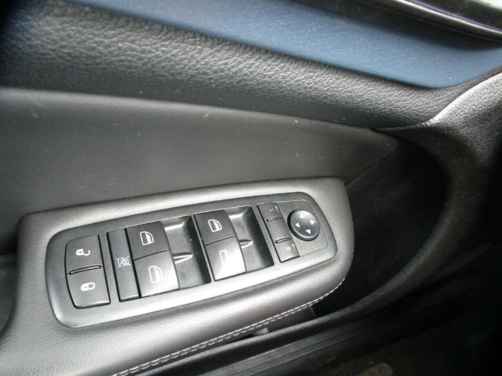 2015 Chrysler 200 Image 10