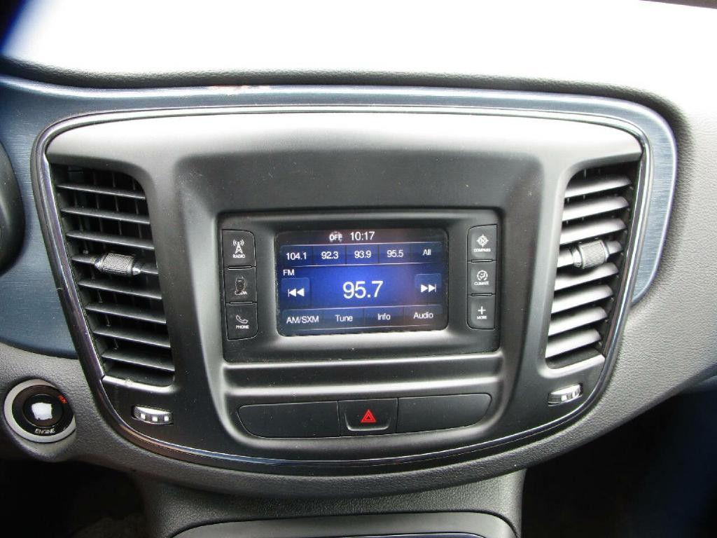 2015 Chrysler 200 Image 14