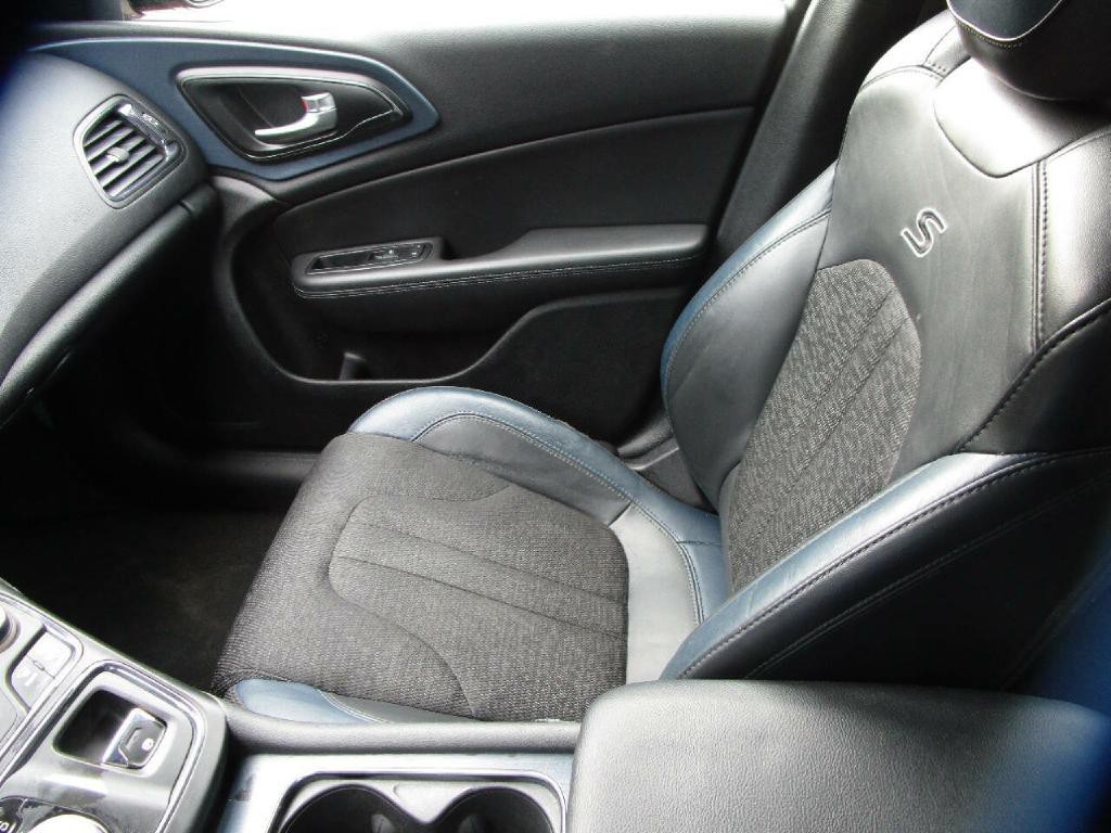 2015 Chrysler 200 Image 16
