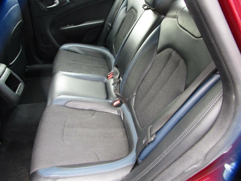 2015 Chrysler 200 Image 17