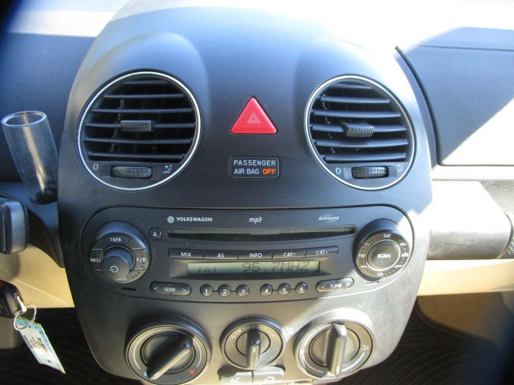 2008 Volkswagen Beetle Image 12