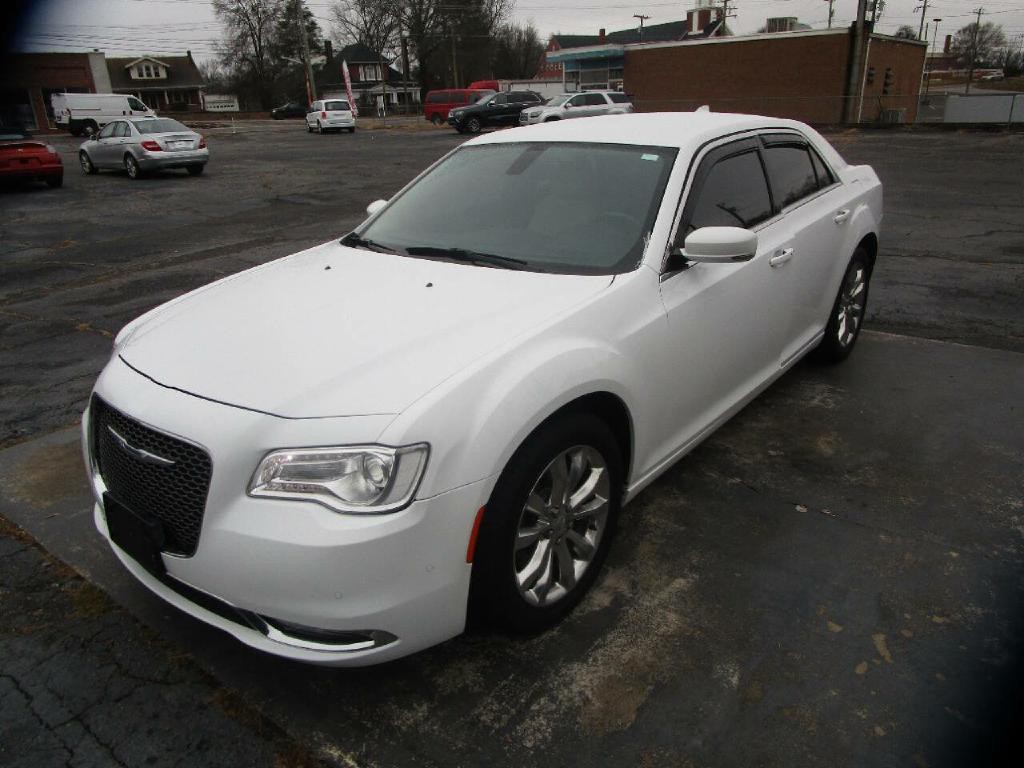 2017 Chrysler 300 Image 2