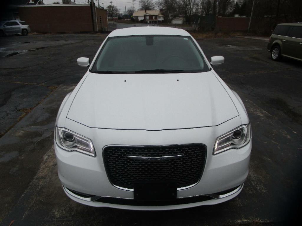 2017 Chrysler 300 Image 3
