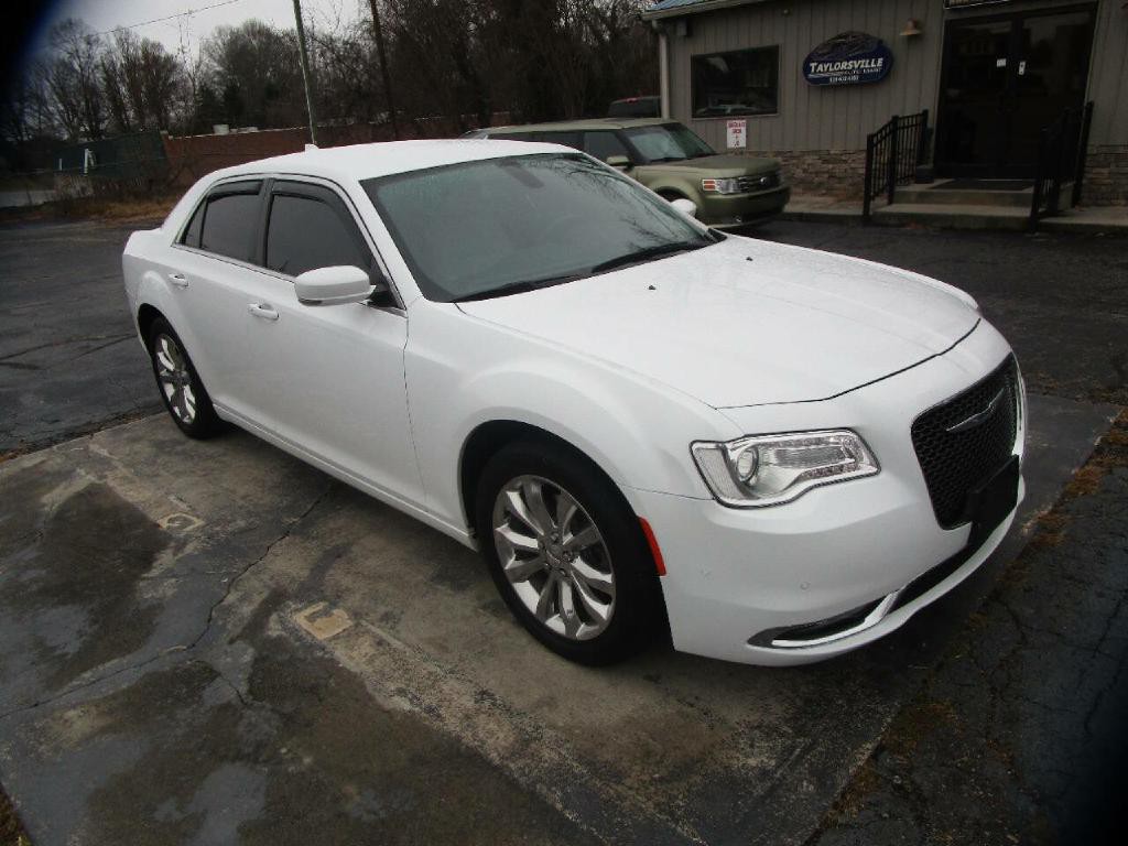 2017 Chrysler 300 Image 4