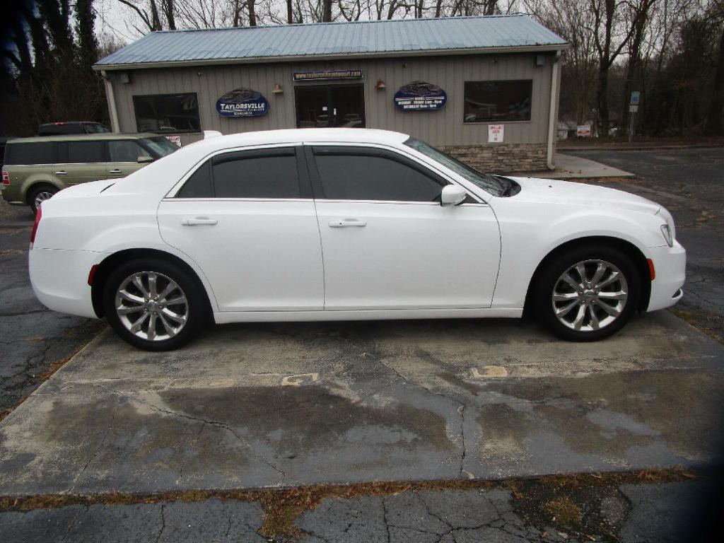 2017 Chrysler 300 Image 5