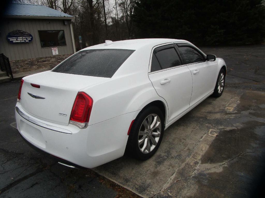 2017 Chrysler 300 Image 6