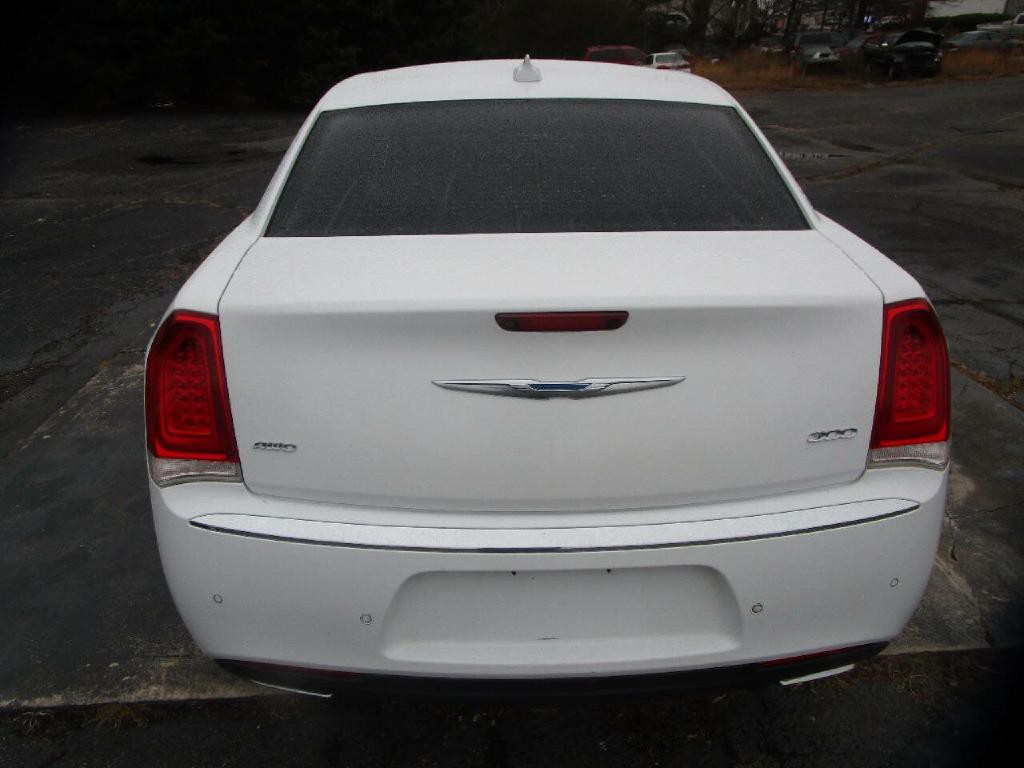 2017 Chrysler 300 Image 7