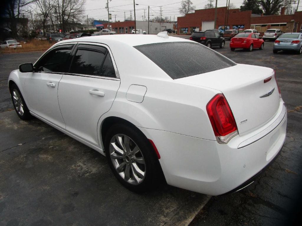 2017 Chrysler 300 Image 8