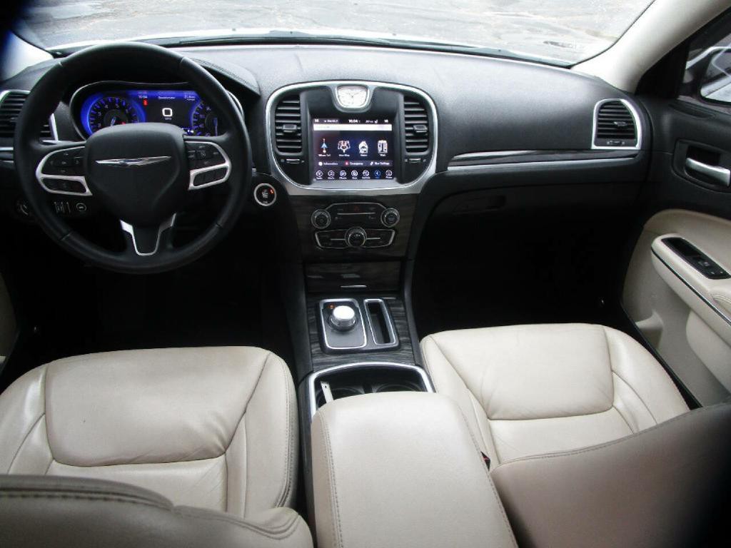 2017 Chrysler 300 Image 9