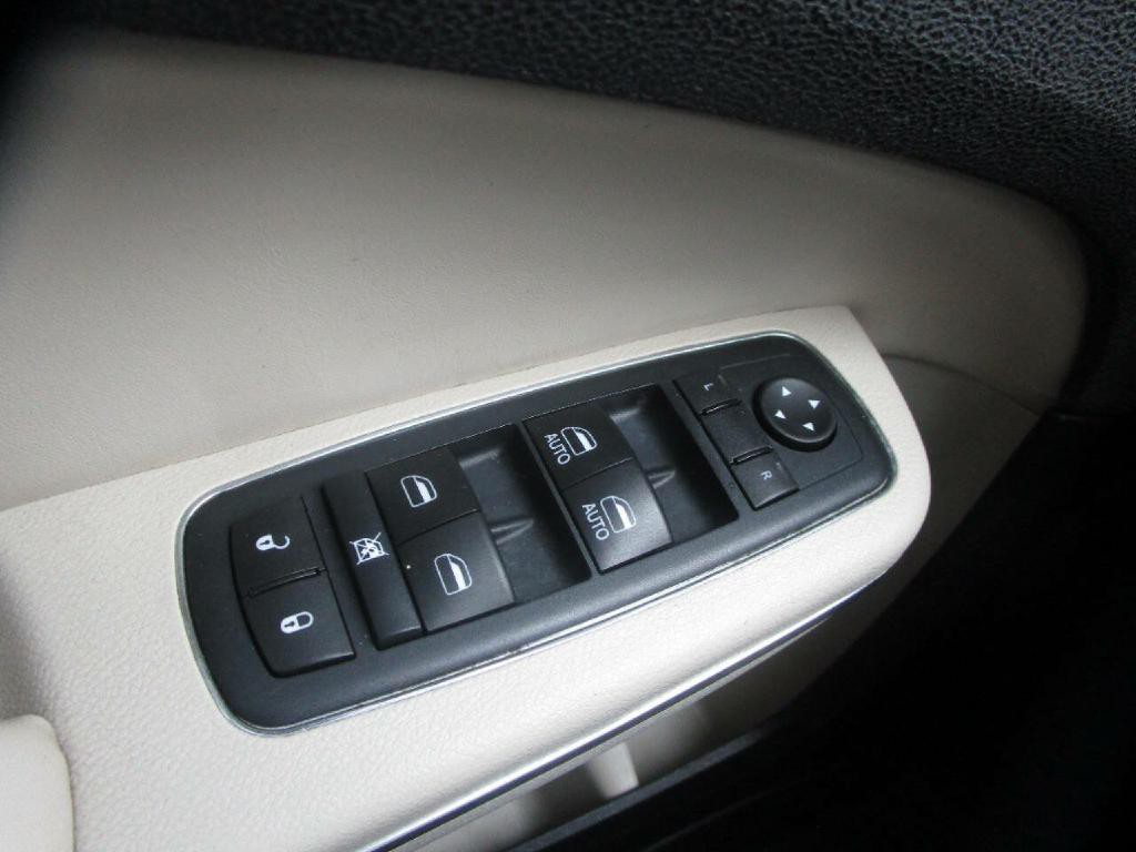 2017 Chrysler 300 Image 11