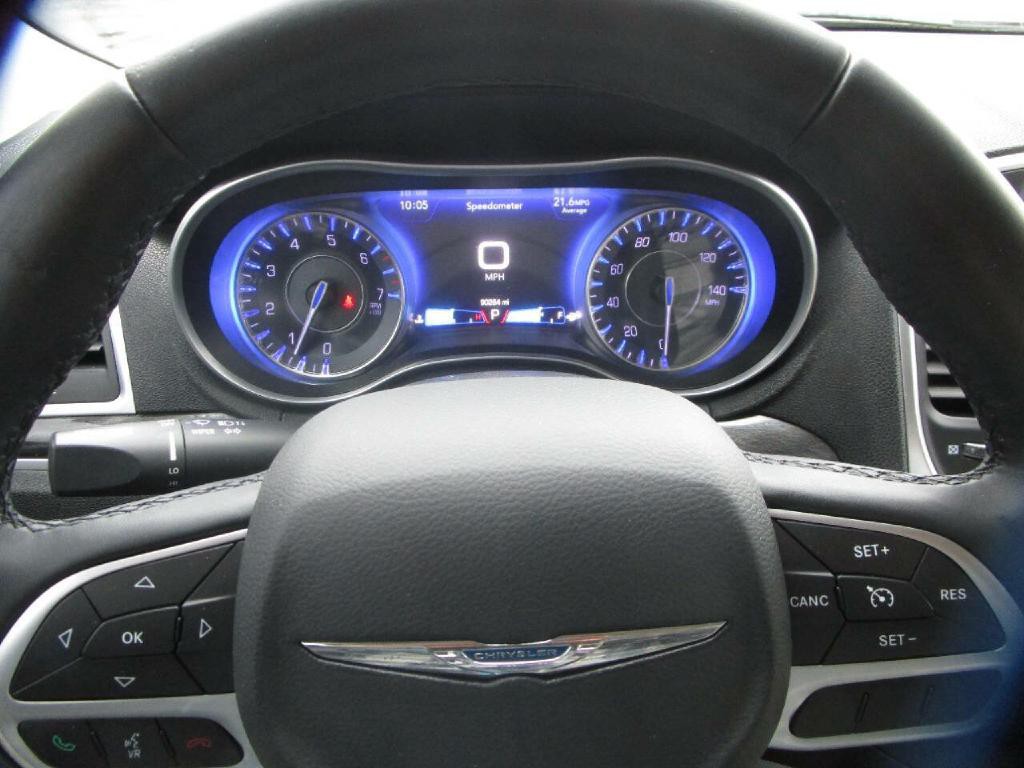 2017 Chrysler 300 Image 12