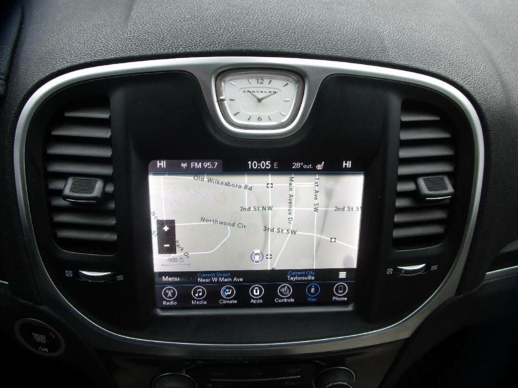 2017 Chrysler 300 Image 14