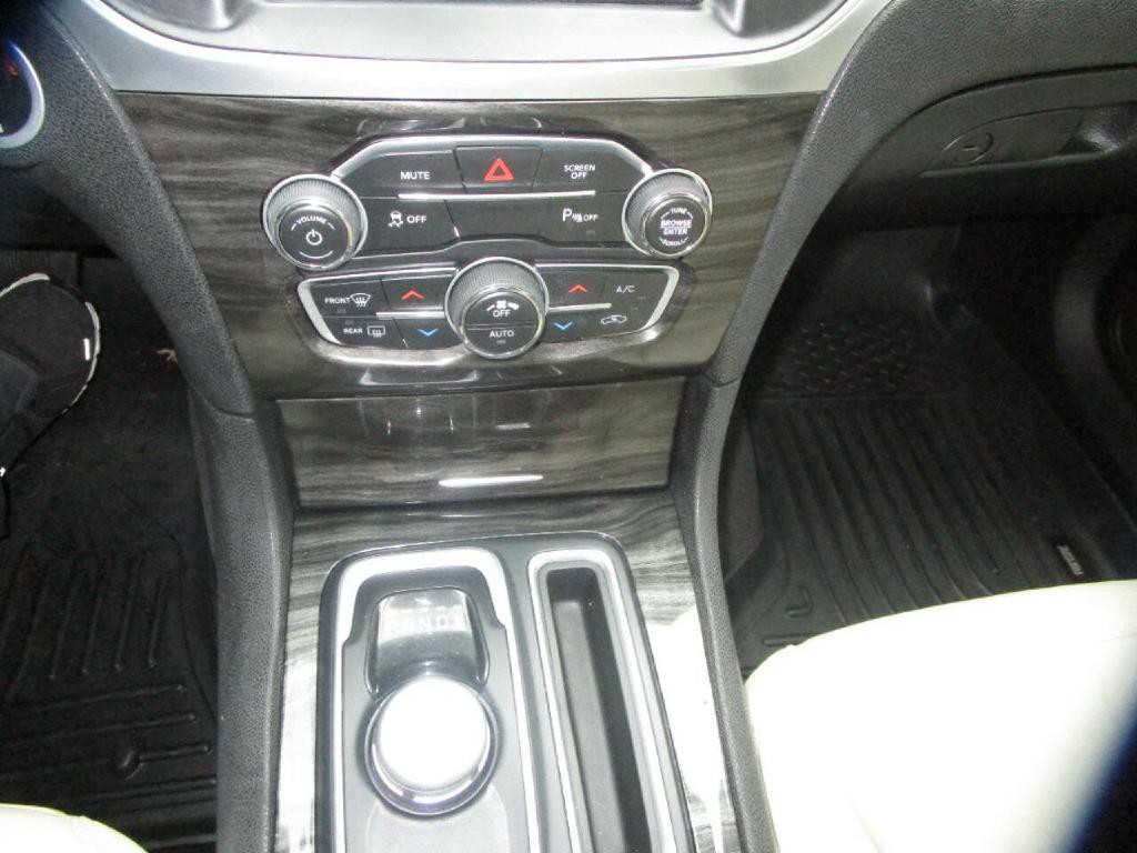 2017 Chrysler 300 Image 16