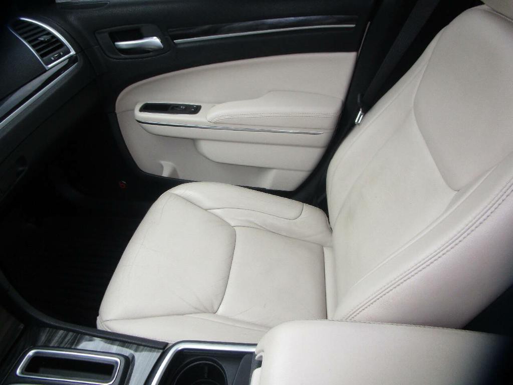 2017 Chrysler 300 Image 17