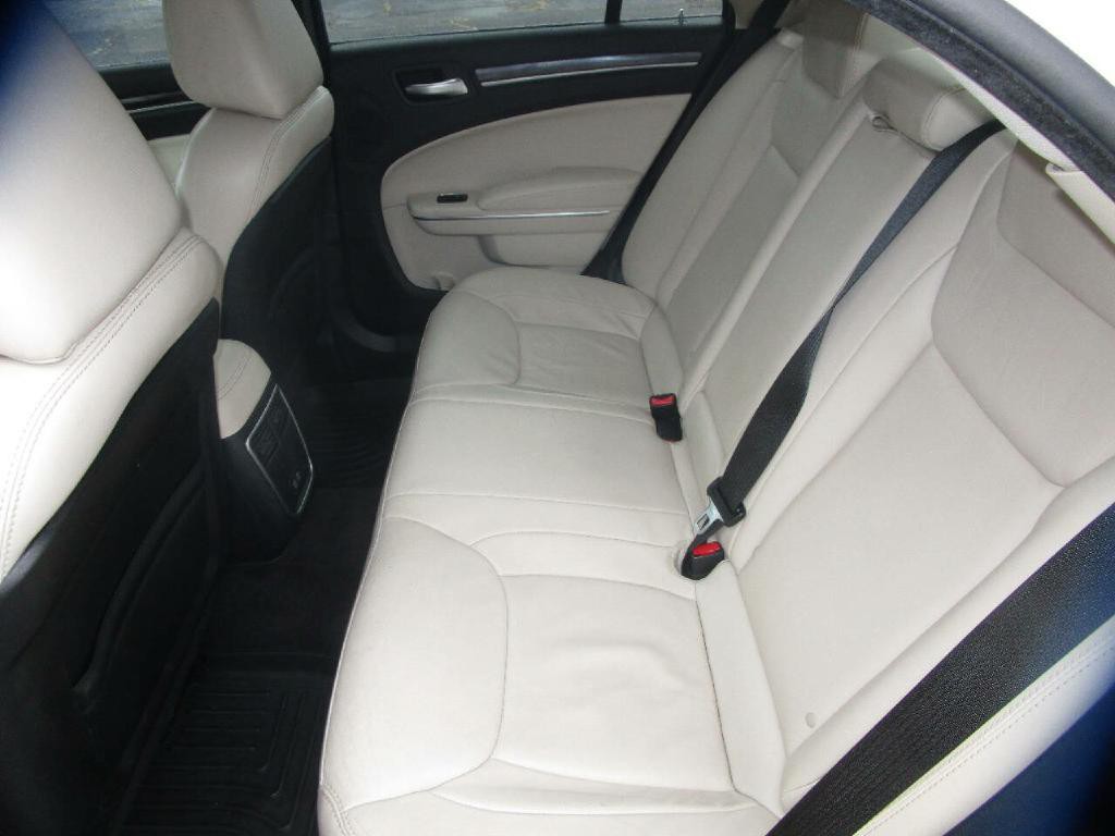 2017 Chrysler 300 Image 18