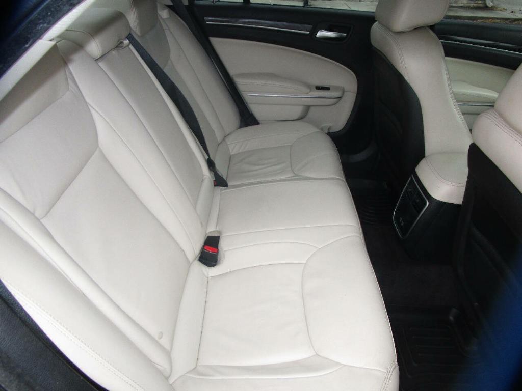 2017 Chrysler 300 Image 21