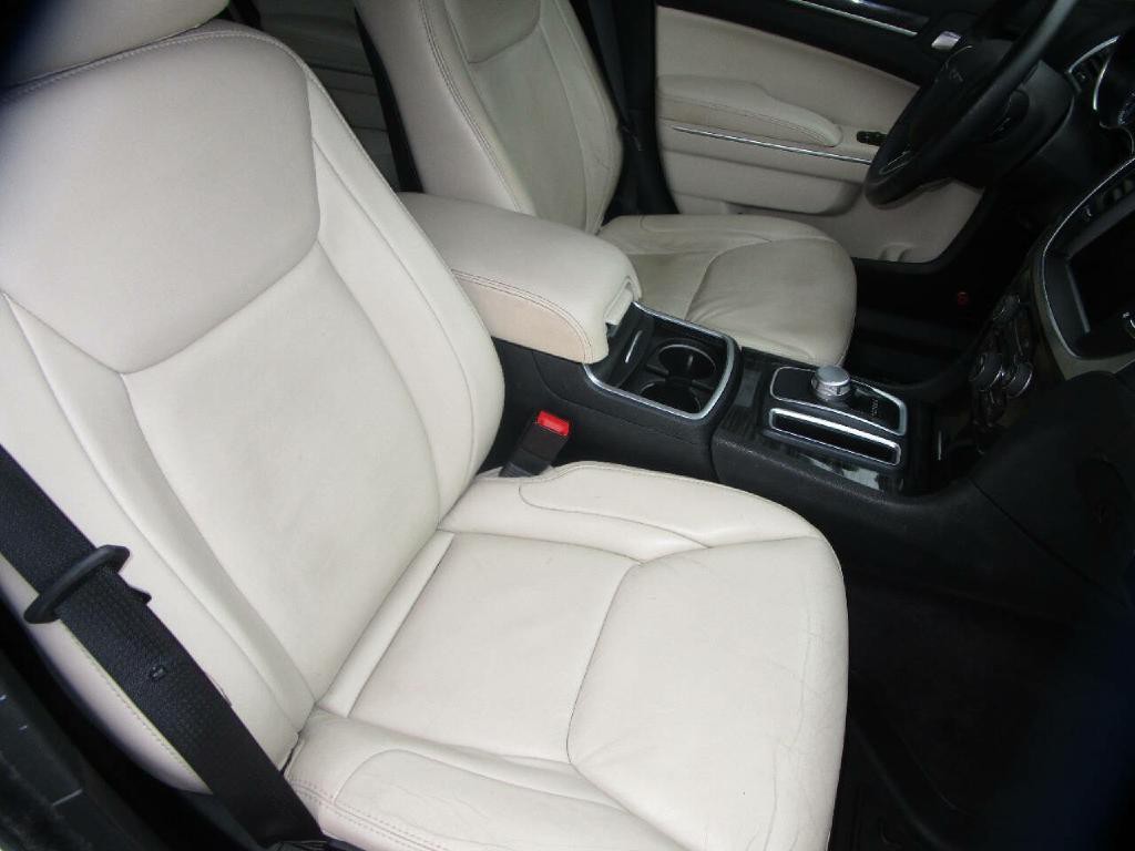 2017 Chrysler 300 Image 22