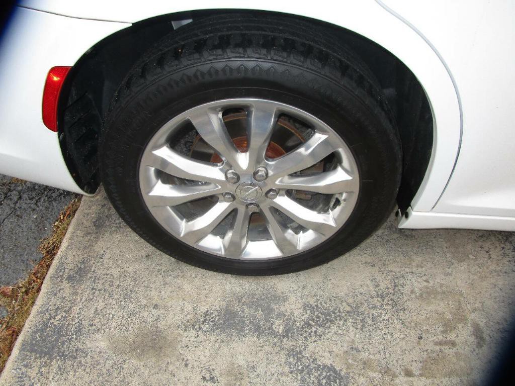 2017 Chrysler 300 Image 24