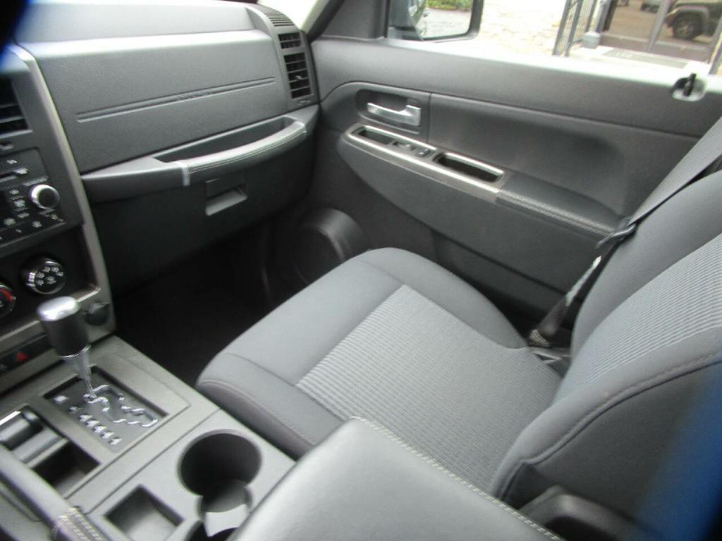 2010 Jeep Liberty Image 21