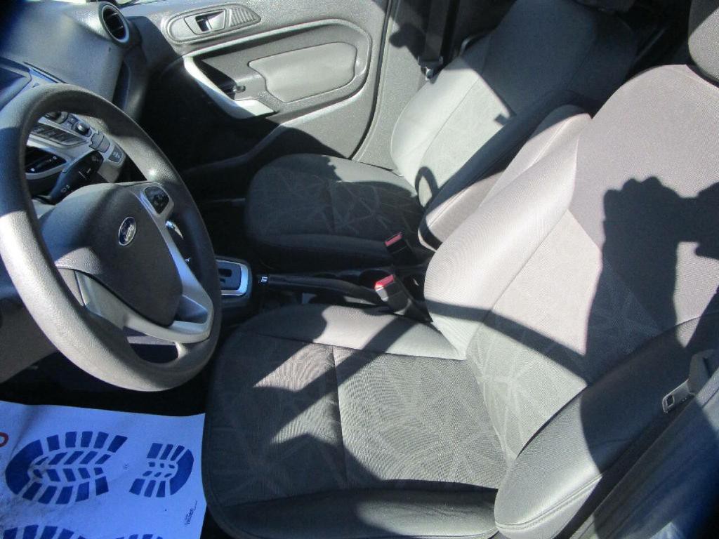 2012 Ford Fiesta Image 9