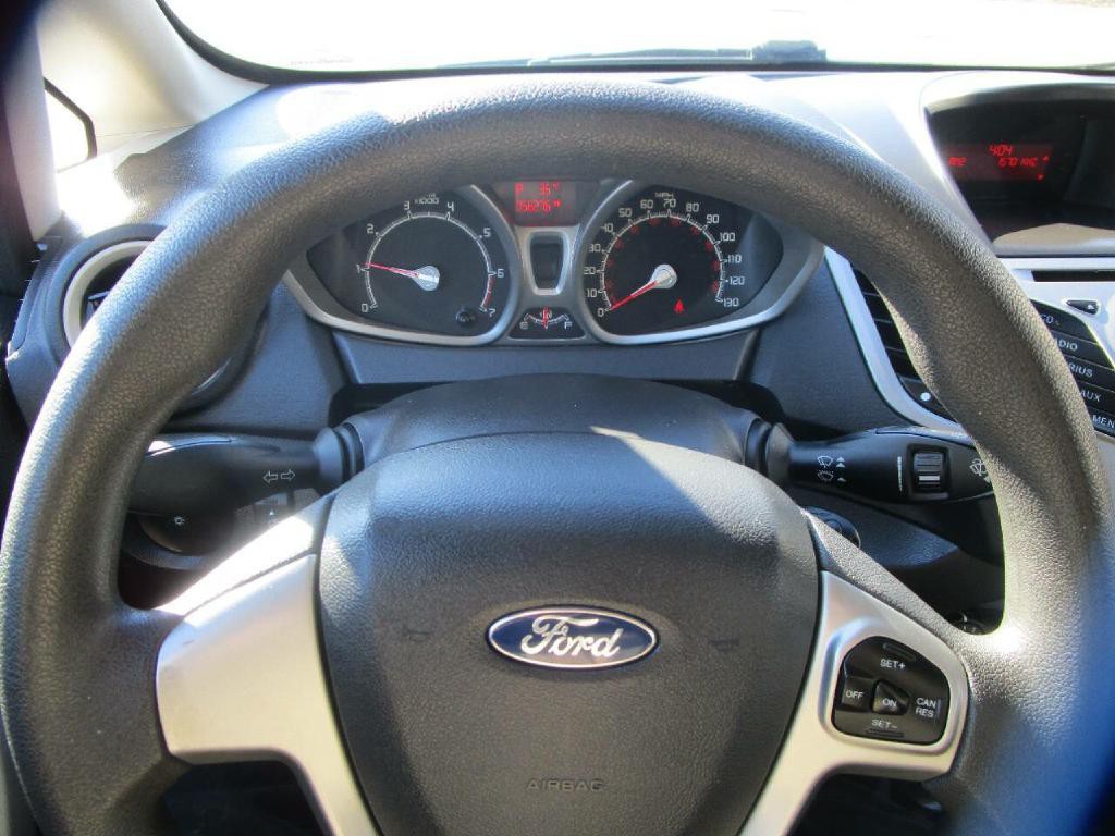 2012 Ford Fiesta Image 11