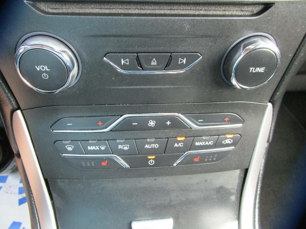 2016 Ford Edge Image 15