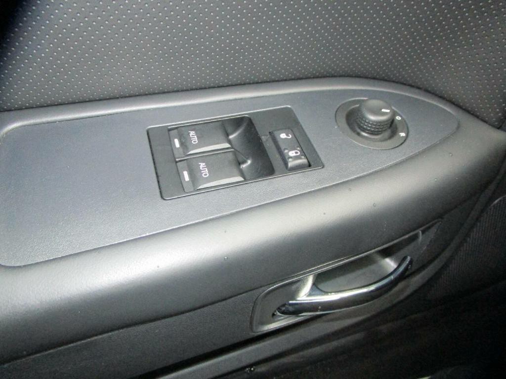 2013 Dodge Challenger Image 10