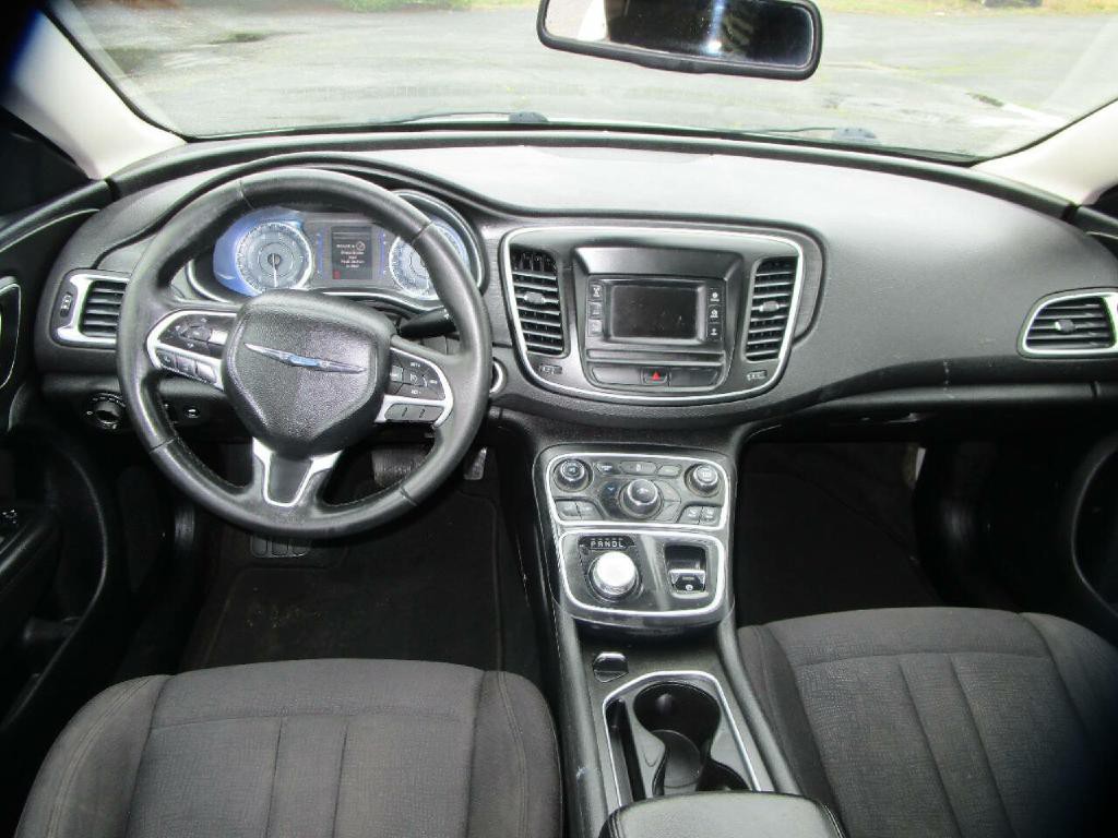 2015 Chrysler 200 Image 9