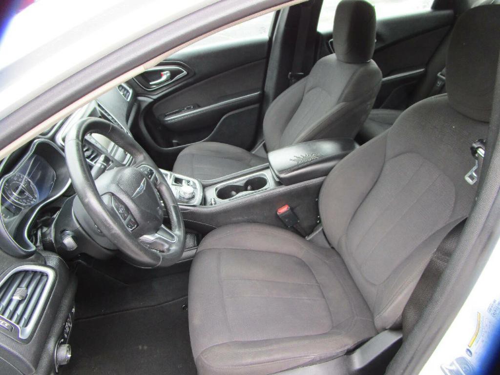 2015 Chrysler 200 Image 10