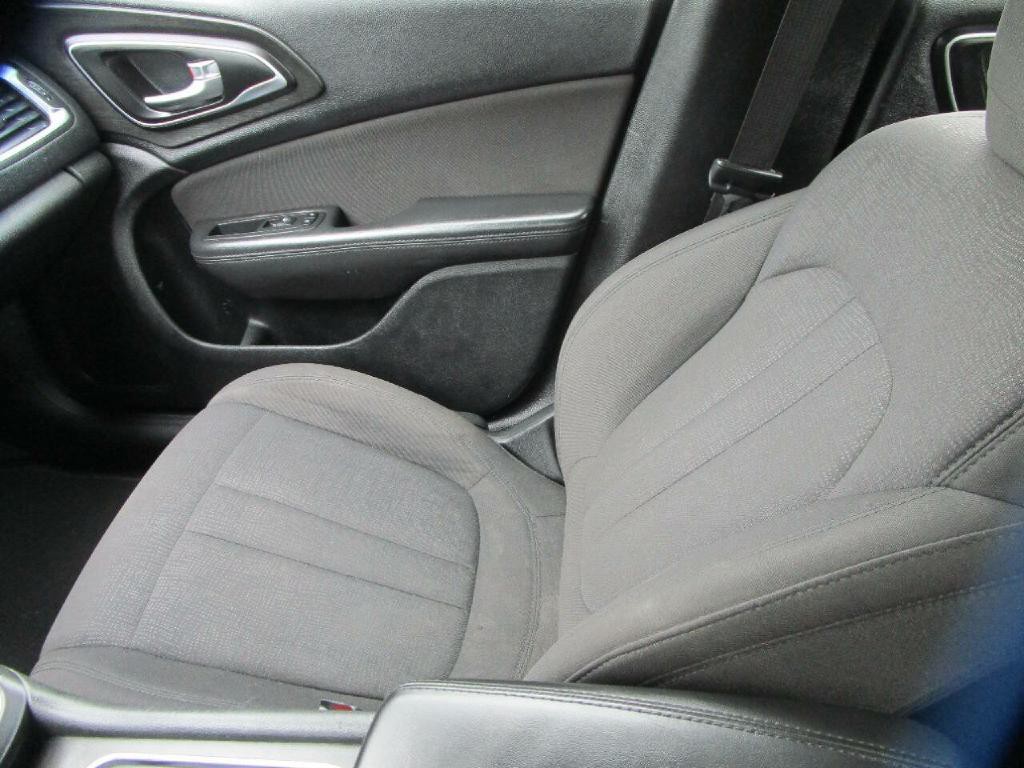 2015 Chrysler 200 Image 15