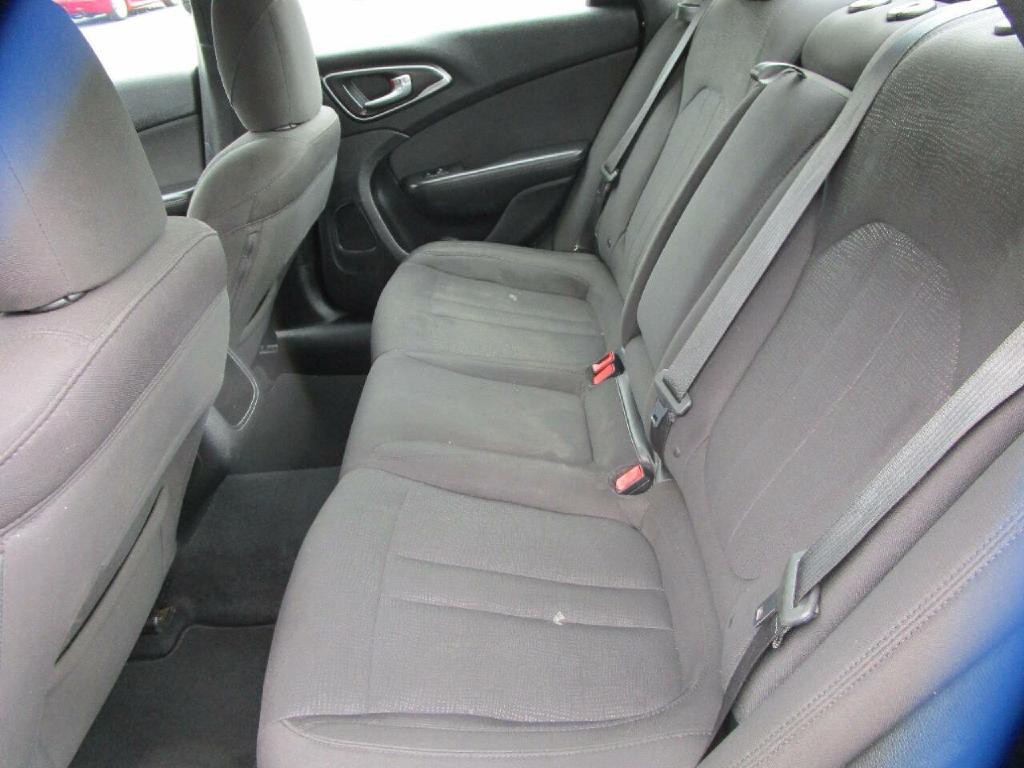 2015 Chrysler 200 Image 16