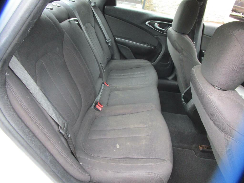 2015 Chrysler 200 Image 18