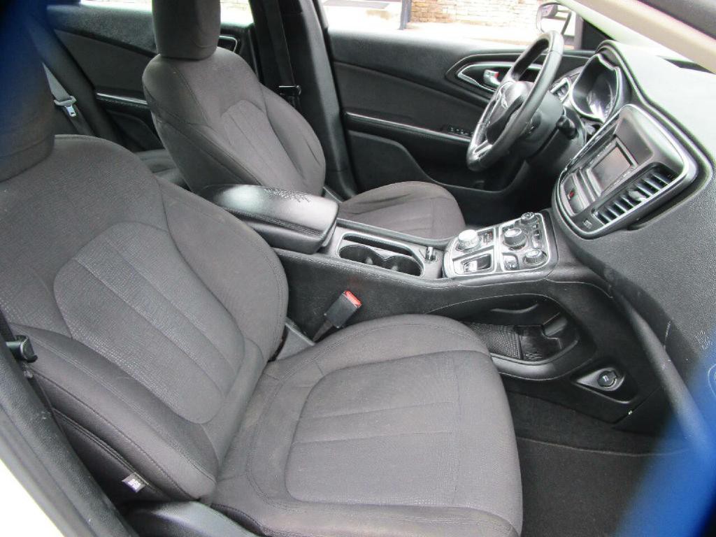 2015 Chrysler 200 Image 19