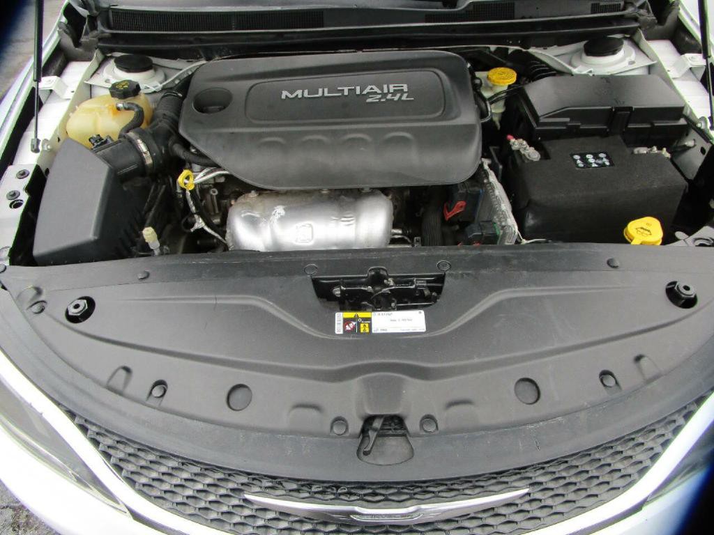 2015 Chrysler 200 Image 21