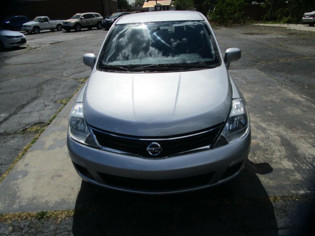 2011 Nissan Versa Image 3