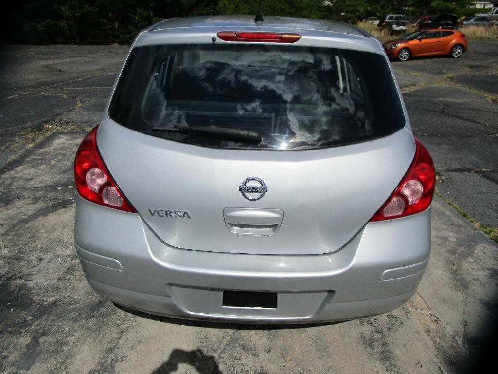 2011 Nissan Versa Image 7