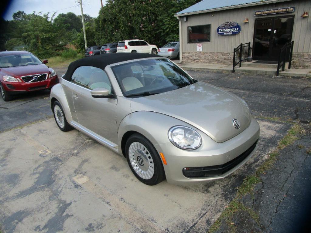 2015 Volkswagen Beetle Image 2