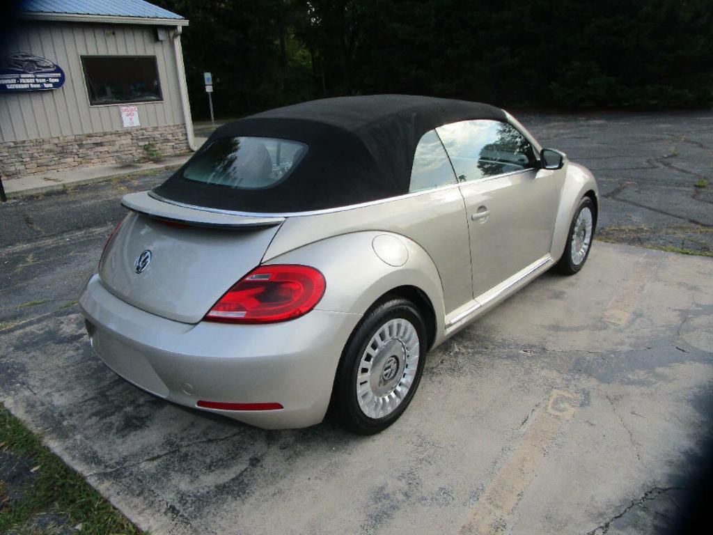2015 Volkswagen Beetle Image 8