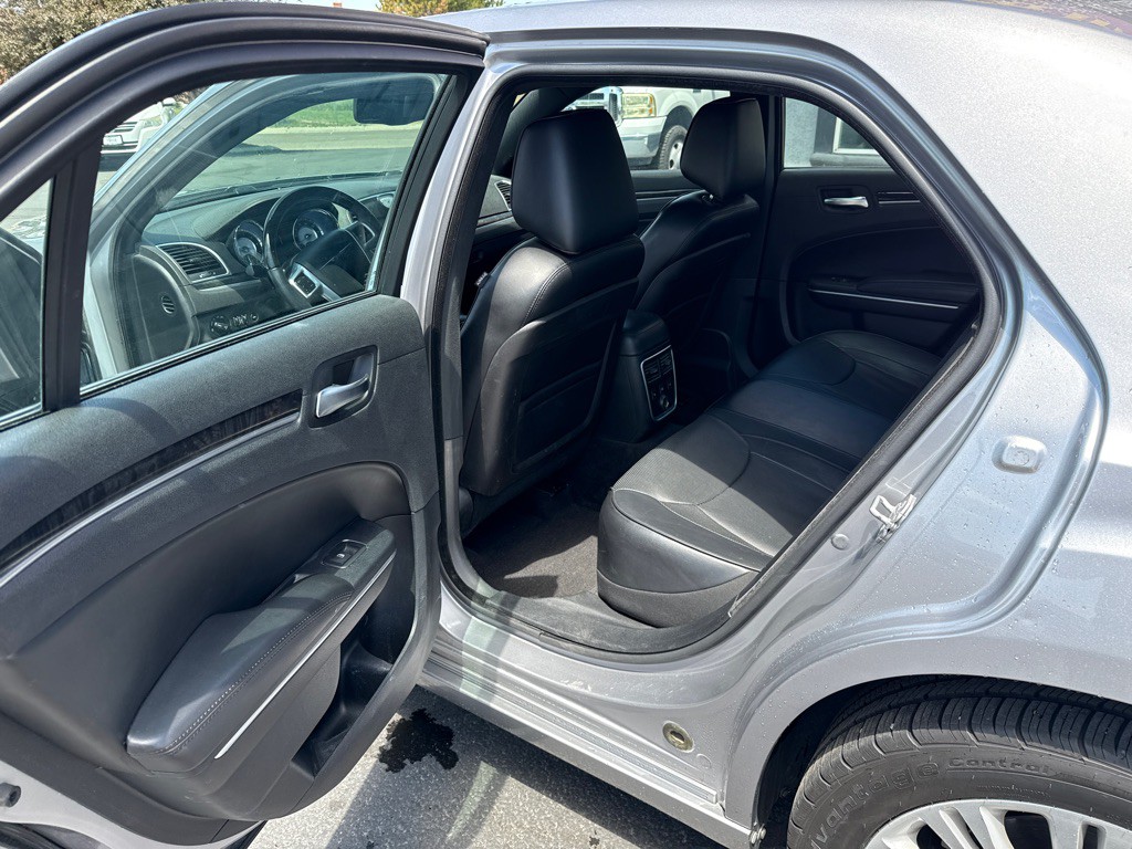 2014 Chrysler 300 Image 10