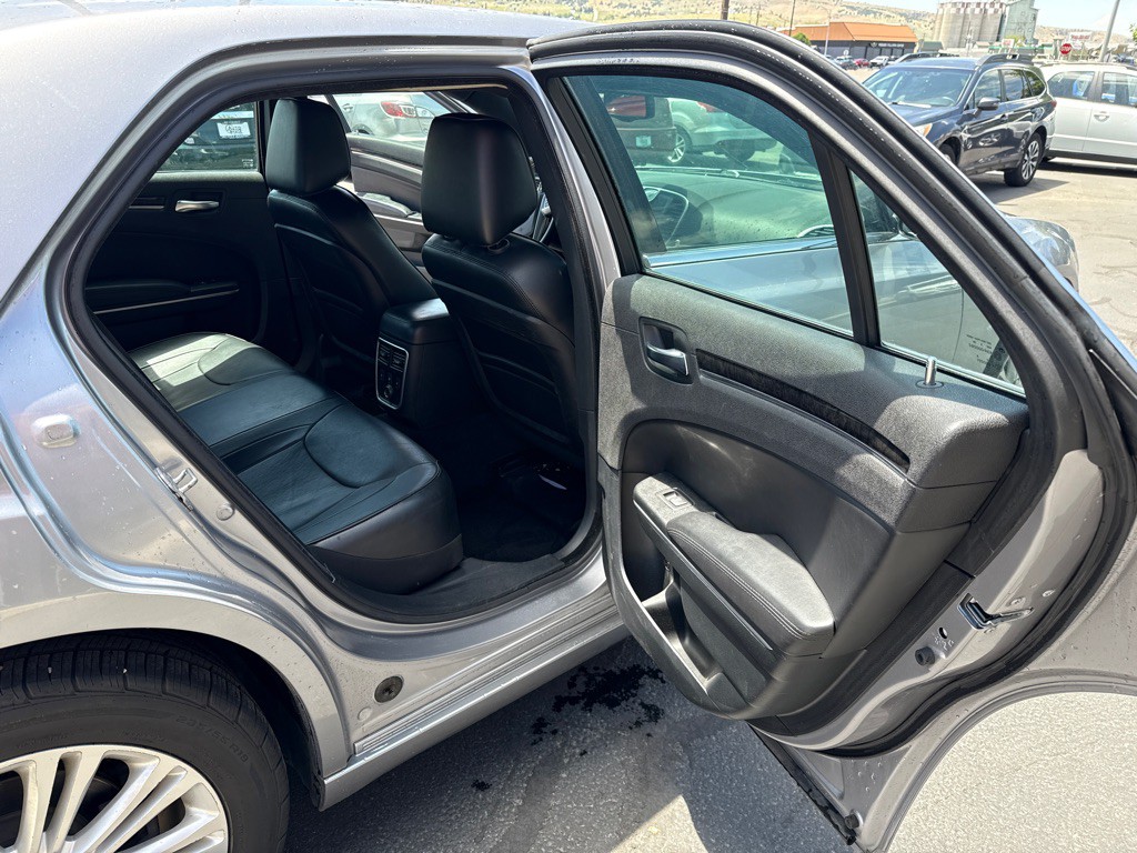 2014 Chrysler 300 Image 11
