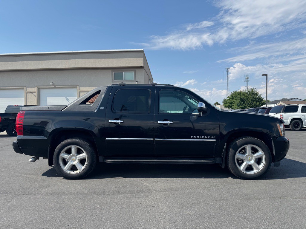 2010 Chevrolet Avalanche Image 3