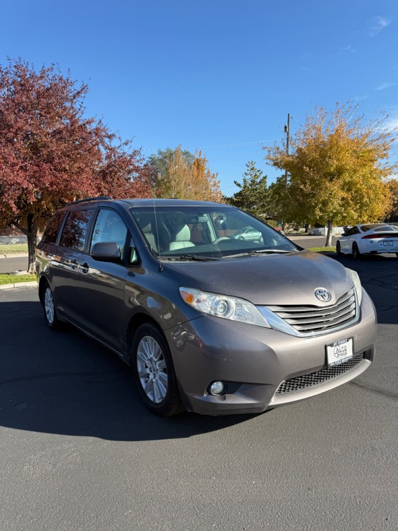 2014 Toyota Sienna Image 1