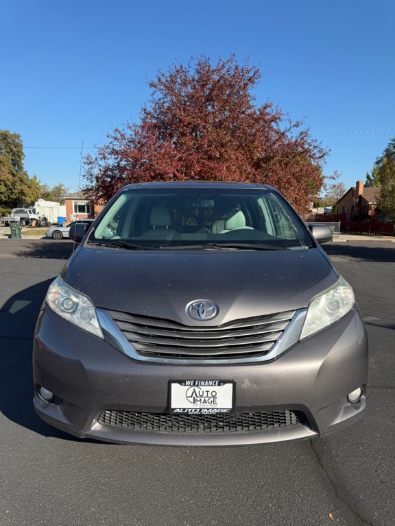 2014 Toyota Sienna Image 2