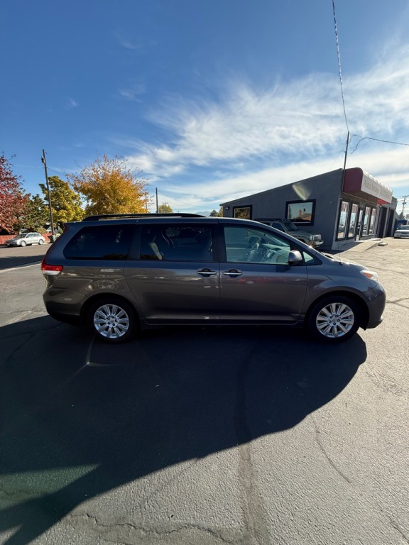 2014 Toyota Sienna Image 3