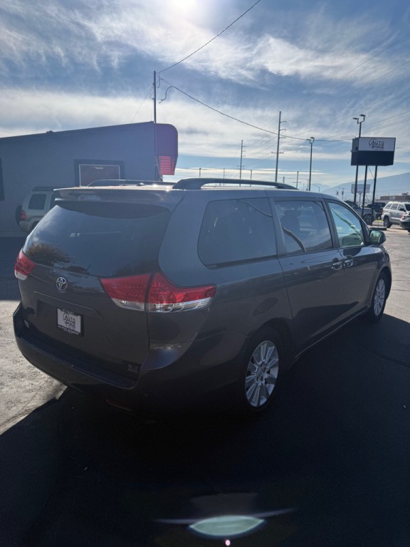 2014 Toyota Sienna Image 4