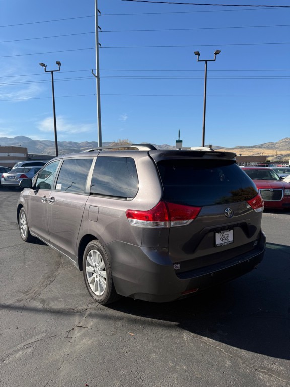2014 Toyota Sienna Image 5